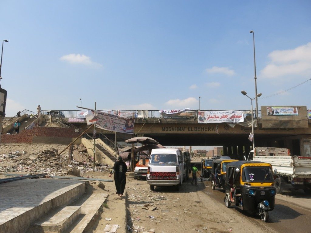 The tunnel below the Ring Road leading to Bashtīl, and the stairway which leads to one of the important traffic points on the Ring Road, connecting, through the microbuses, several areas around Greater Cairo. (Tadamun, 2015)