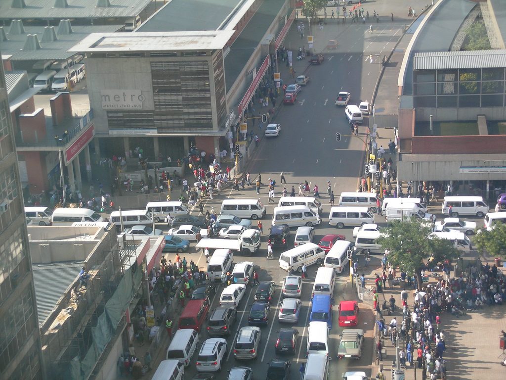 Minibus-taxis in Johannesburg traffic - Photo by: itdp